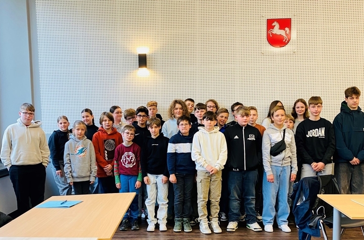 viele Jugendliche stehen vor einer weißen Wand für ein Gruppenfoto für den durchgeführten Zukunftstag