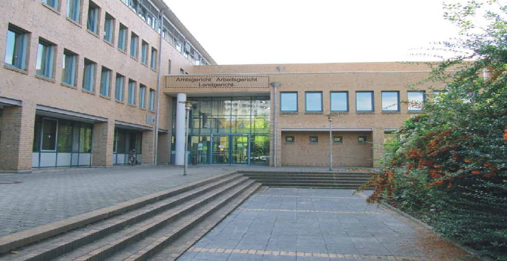 Außenansicht des Eingangsbereichs des Amtsgerichts, Landgerichts und Arbeitsgerichts Göttingen
