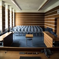 Innenansicht eines Sitzungssaals (zum Artikel: Besuch von Gerichtsverhandlungen)